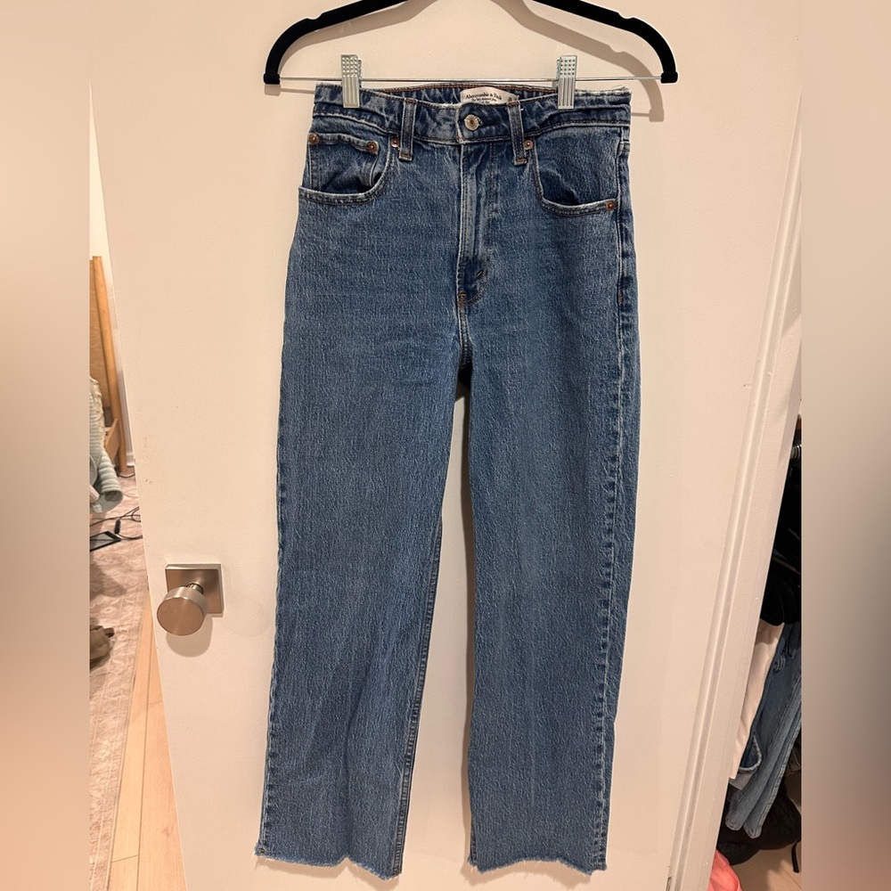 Abercrombie Curve Love the 90s Relaxed Jean in Short